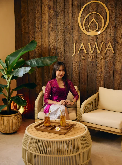 Kobieta na tle napisu Jawa SPA