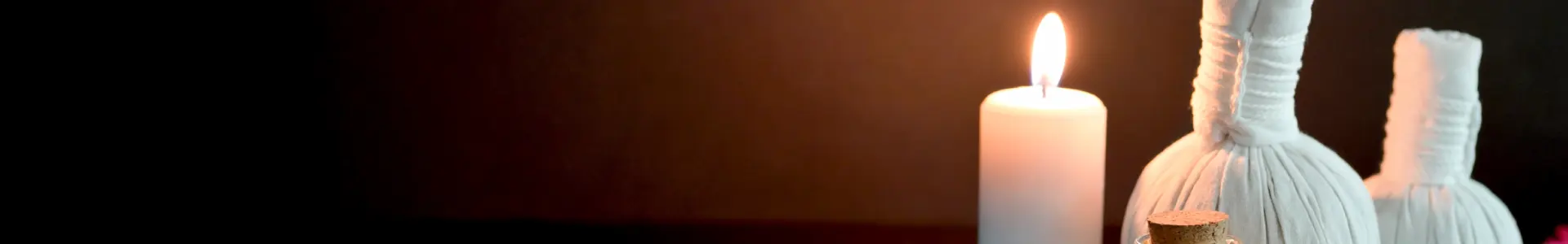Świeczki na ciemnym tle