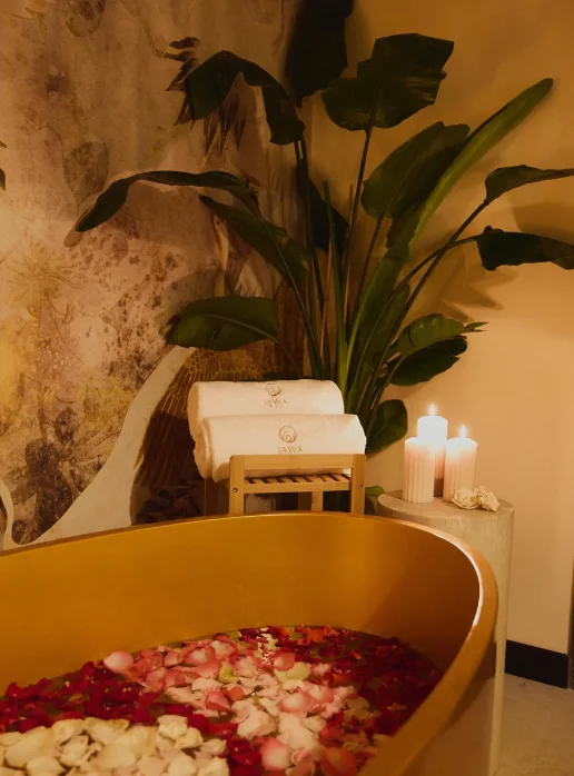 Kobieta na tle napisu Jawa SPA